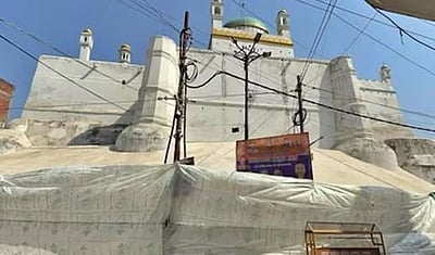 ஹோலி பண்டிகை:
உ.பி. சம்பலில் மசூதிகள் தாா்பாயால் மறைப்பு