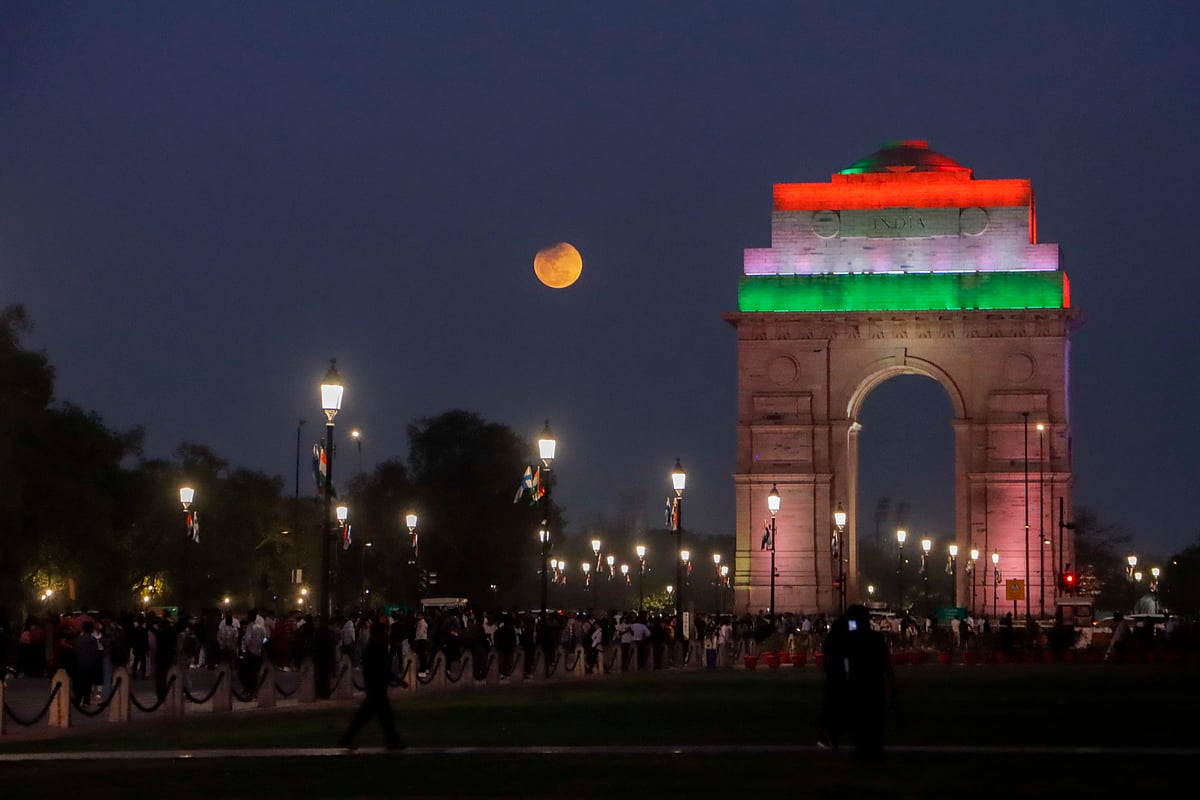 ஆண்டின் முதல் சந்திர கிரகணம் - புகைப்படங்கள்