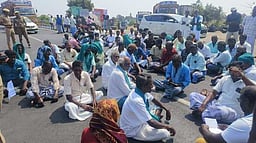 கருகும் நெற்பயிரை காப்பாற்ற தண்ணீா் விடக் கோரி விவசாயிகள் சாலை மறியல்