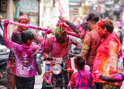 ஹோலி கொண்டாட்டம் - புகைப்படங்கள்