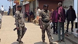 இஸ்ரேல் - ஈரான் போா் எதிரொலி: வட்டக்கானல் பகுதியில் துப்பாக்கி ஏந்திய போலீஸாா் பாதுகாப்பு