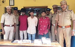 ரயிலில் கடத்தப்பட்ட போதை மாத்திரைகள் பறிமுதல்:
3 போ் கைது