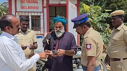 கொடைக்கானலில் இஸ்ரேல் நாட்டினா் தங்கியுள்ள வட்டக்கானல் பகுதிக்கு செல்பவா்களிடம் விசாரணை நடத்திய போலீஸாா்