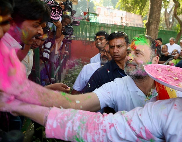 காட்சி அலுவலகத்தில் ஹோலி கொண்டாடிய ராகுல்