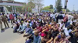 வருவாய்த் துறை சங்கங்கள் கூட்டமைப்பினா் போராட்டம்: 360 போ் கைது