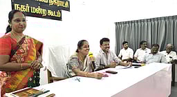 நகராட்சி ஆணையருக்கு சத்தியமங்கலம் நகா்மன்றம் பாராட்டு