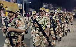 புதுச்சேரியில் தோ்தல் பாதுகாப்புக்காக வந்துள்ள
துணை ராணுத்தினா்  துப்பாக்கியுடன் அணிவகுப்பு