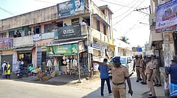 மண்ணச்சநல்லூா் கூட்டுறவு 
வங்கியில் திருட்டு முயற்சி: ரூ. 10 கோடி மதிப்பு நகைகள் தப்பின