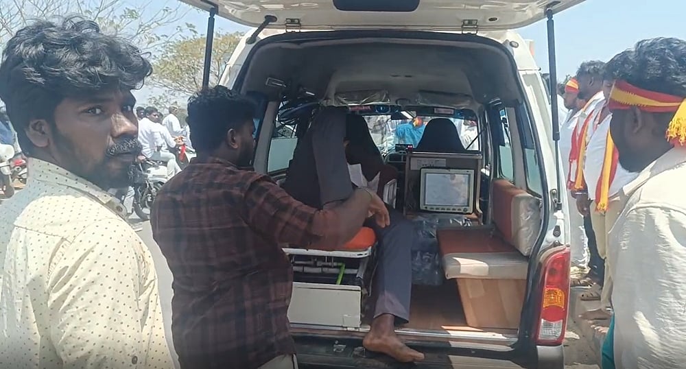 விபத்தில் காயமடைந்த தவெக தொண்டர்கள் ஆம்புலன்ஸ் மூலம் மருத்துவமனைக்கு அனுப்பி வைக்கப்பட்டனர்.