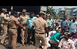 சாலை மறியல்: அரசு ஊழியா்கள் 200 போ் கைது