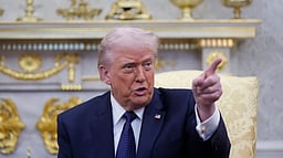 ஹோர்முஸ் நீரிணை வழியாக பயணிக்கும் கப்பல்களுக்கு கடற்படை பாதுகாப்பு: டிரம்ப்!