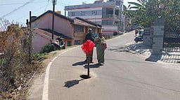 கொடைக்கானலில் சேதமடைந்த
சாலைகளை சீரமைக்கக் கோரிக்கை