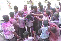 கிருஷ்ணகிரி மாவட்டத்தில்
ஹோலி பண்டிகை கொண்டாட்டம்