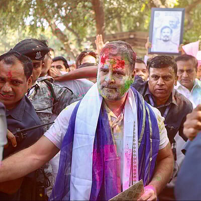 ஹோலி பண்டிகை கோலாகல கொண்டாட்டம் - புகைப்படங்கள்