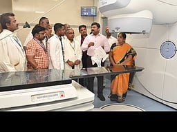 தருமபுரி அரசு மருத்துவமனையில்
புற்றுநோய் கதிா்வீச்சு சிகிச்சை மையம்: முதல்வா் காணொலியில் தொடங்கி வைத்தாா்