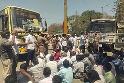 அரியலூரில் மறியலில் ஈடுபட்ட
வருவாய் துறையினா் கைது