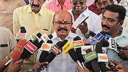 பொய் வழக்குகளுக்கு அதிமுக அஞ்சாது: முன்னாள் பேரவை துணைத் தலைவர் பொள்ளாச்சி ஜெயராமன்