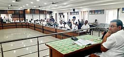 ஆக்கிரமிப்புகளை ஏன் அகற்றவில்லை: நகா்மன்றத்தில் உறுப்பினா்கள் கேள்வி