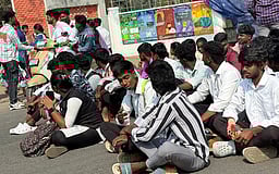 மாணவா்கள் சாலை மறியல்