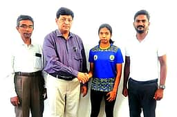 தடகளத்தில் சாதனை: மாணவிக்கு பாராட்டு