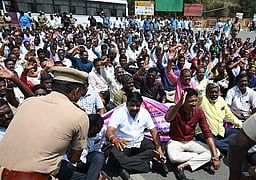 வருவாய்த்துறை சங்கங்களின் கூட்டமைப்பினா் சாலை மறியல்