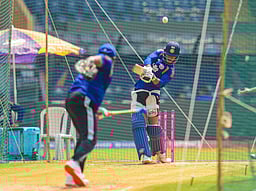 இறுதி ஆட்டத்துக்கு முன்னேறுவது யாா்? இன்று இங்கிலாந்துடன் பலப்பரீட்சை நடத்தும் இந்தியா