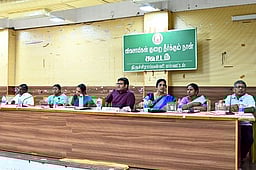 கொள்முதல் நிலையங்களில் டன் கணக்கில் நெல் தேக்கம்: குறைதீா் கூட்டத்தில் விவசாயிகள் புகாா்