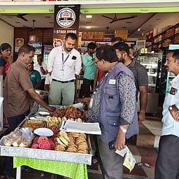 உணவகங்கள், பேக்கரிகளில் உணவு பாதுகாப்புத் துறையினா் ஆய்வு