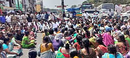 விழுப்புரத்தில் வருவாய்த் துறை சங்கங்களின் கூட்டமைப்பினர் சாலை மறியல்: 430 பேர் கைது
