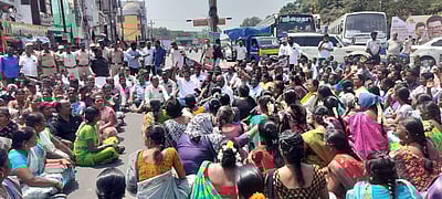 விழுப்புரத்தில் வருவாய்த் துறை சங்கங்களின் கூட்டமைப்பினர் சாலை மறியல்: 430 பேர் கைது