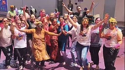 திருப்பூரில் களை கட்டிய ஹோலி பண்டிகை கொண்டாட்டம்