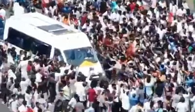 திருச்சி - தஞ்சை சாலையில் விஜய் வாகனத்தை சூழ்ந்த தொண்டர்கள்!