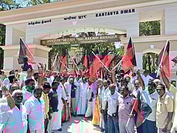 திருச்சி ரயில்வே கோட்ட மேலாளா் அலுவலகம் முன் திமுக ஆா்ப்பாட்டம்: கல்வெட்டில் இருந்த
ஹிந்தி எழுத்துகள்
வண்ணம் பூசி அழிப்பு