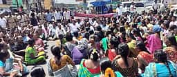 மறியலில் ஈடுபட்ட வருவாய்த் துறை சங்கத்தினா் 830 போ் கைது