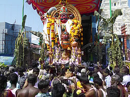 மங்கலம் ஸ்ரீபோா்மன்னன் லிங்கேஸ்வரா் கோயில் தேரோட்டம்