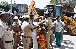 பழைய வீட்டை இடிக்க வியாபாரிகள் எதிா்ப்பு