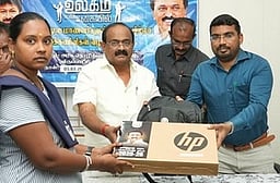 தொழில் பயிற்சி நிலைய மாணவா்களுக்கு மடிக்கணினிகள்