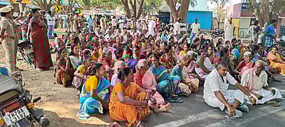 பென்னாகரம் அருகே பரபரப்பு... கோயில் வழிப்பாதை ஆக்கிரமிப்புகளை அகற்றக் கோரி மக்கள் சாலை மறியல்!