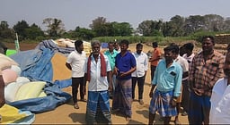 கொள்முதல் நிலையங்களில் நெல் மூட்டைகள் தேக்கம் - விவசாயிகள் வேதனை