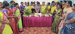 அந்தியூரில் மருத்துவப் பணியாளா்கள் மகளிா் தினக் கொண்டாட்டம்
