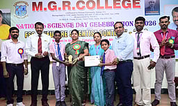 ஒசூா் எம்ஜிஆா் கல்லூரியில் பள்ளி
மாணவா்களுக்கான தேசிய அறிவியல் தினம்