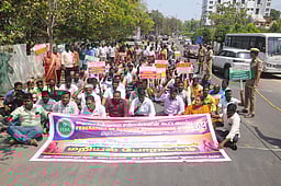 வருவாய்த் துறையினா் மறியல்: 240 போ் கைது