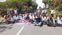 வருவாய்த் துறை சங்க கூட்டமைப்பினா் மறியல்