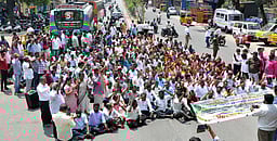 வருவாய் சங்கங்களின் கூட்டமைப்பினா் 2-ஆவது நாளாக மறியல்