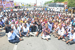 சாலை மறியலில் ஈடுபட்ட 436 வருவாய் துறையினா் கைது