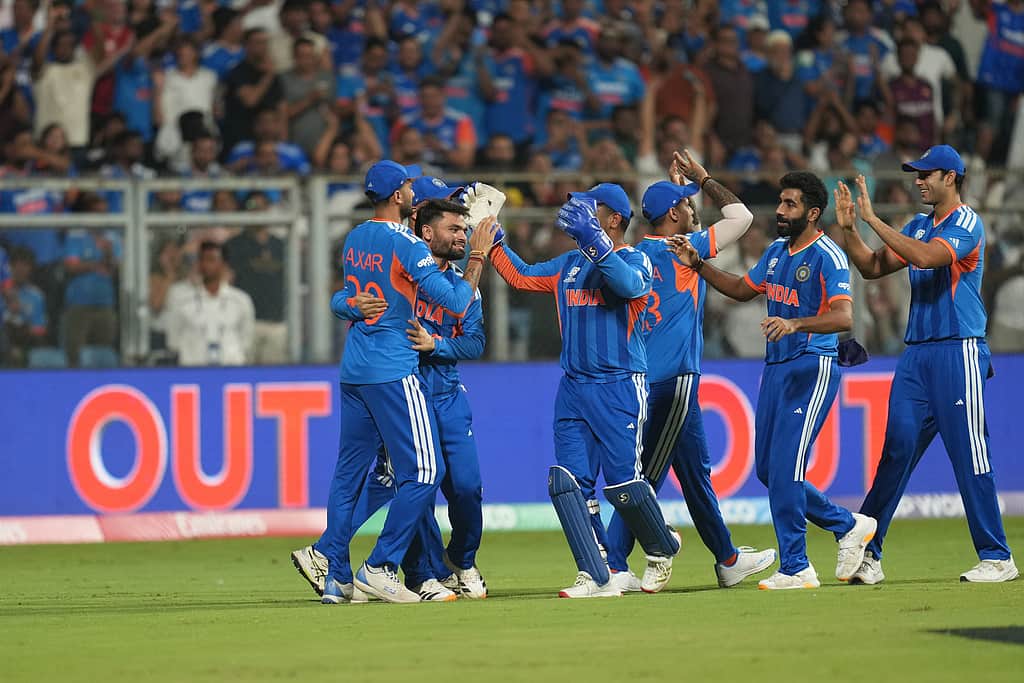 இறுதிப்போட்டியில் இந்தியா! இங்கிலாந்தை வீழ்த்தி அபாரம்!