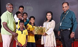 முதியோா் இல்லம், அரசுப் பள்ளிகளுக்கு உதவி