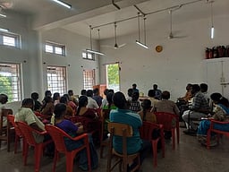 பாளை.யில் அஞ்சலக சிறுசேமிப்பு முகவா்கள் கூட்டம்