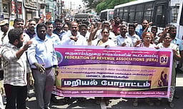 வருவாய்த் துறை அலுவலா்கள் 2-ஆவது நாளாக சாலை மறியல்