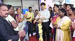 அழகுக்கலை பயிற்சி பெற்ற திருநங்கையரின் அழகு நிலையம்: ஆட்சியா் திறந்து வைத்தாா்